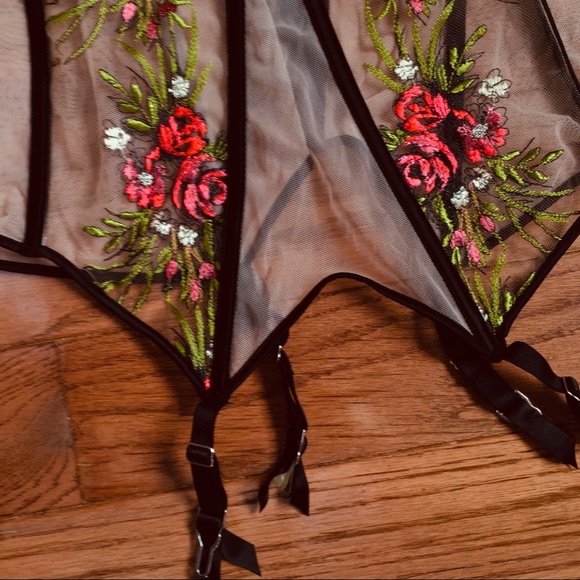 Rose Embroidered Victoria's Secret Garter Slip - Picture 6 of 8